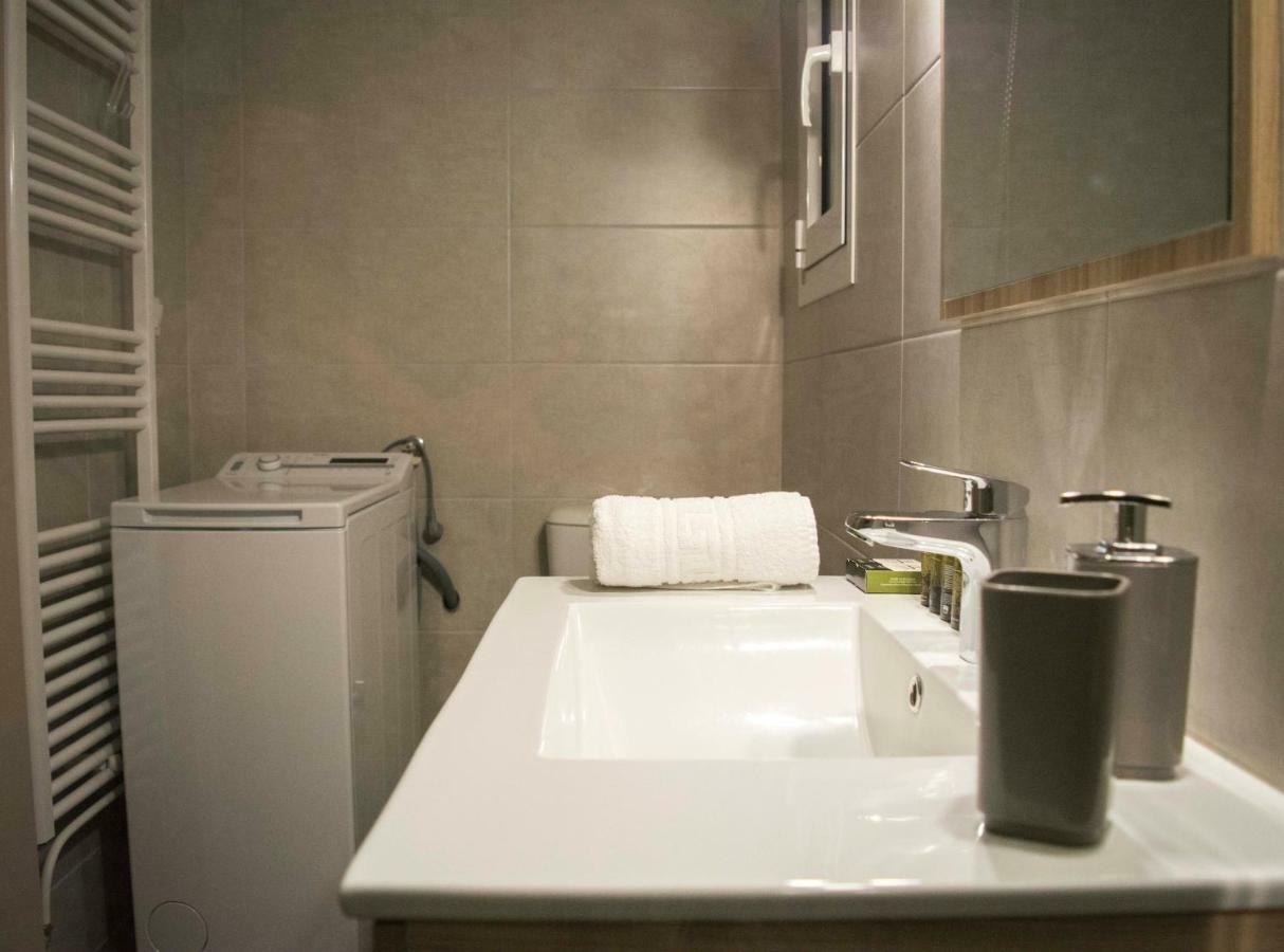 Chic And Minimal Apartment Close To Thissio Metro أثينا المظهر الخارجي الصورة